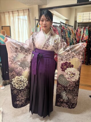 お客様コーディネートのご紹介✨✨

トレンドのくすみピンク🩷の振袖とパープルグラデーションの袴を合わせました。
大人かわいい😍組み合わせです

#ミズノ衣裳部 #札幌卒業袴
#小学生卒業式 
#札幌卒業式 
#袴レンタル #卒業はかま
#札幌袴レンタル
#大学卒業式
#札幌袴
#札幌小学生袴レンタル