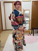本日も成人式前撮り撮影させて頂きました。
落ち着いたネイビーのこちらの振袖は、とっても人気があります。
ダークレッドの小物をポイントにしています。
振袖に合わせて、ネイビーとダークレッドのネイルが💅とっても素敵でした💓

当店は、お盆も変わらず営業してます。
夏休みのこの時期に、振袖について見学したい方、予算など相談したい方、お気軽にお声掛けください✨✨
また写真だけの撮影も可能です。

#ミズノ衣裳部　#札幌成人写真　#札幌
#振袖前撮り　#成人前撮り
#振袖撮影　#札幌振袖
#振袖レンタル　#札幌振袖レンタル
#はたち #写真だけの成人式
#札幌成人式